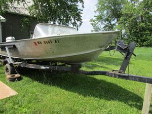 lot 10 image: Alumacraft 16ft boat, 2000 MN0903AZ...