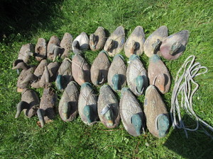 lot 46 image: Decoys 9 cork, 16 paper mache...