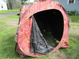 lot 50 image: Hunting blind with back pack...