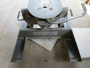 lot 52 image: B&W Companion 5th wheel trailer hit...