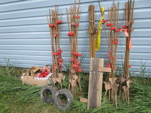 lot 274 image: Electric fence bundles of posts, r...