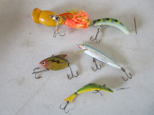 lot 71 image: Lures Hula Popper. Heddon Sonic, F...