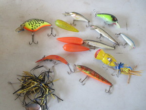 lot 75 image: Lures Hula Popper, Floater, Finlan...