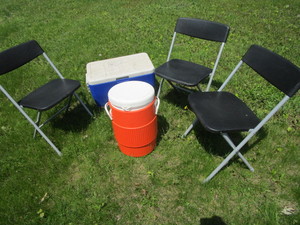 lot 84 image: Plastic folding chairs, Igloo bever...