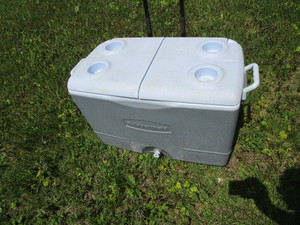 lot 86 image: Rubbermaid cooler, handle & rollers...