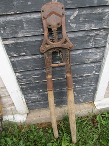 lot 134 image: Antique dehorner with 1892 pat. Dat...