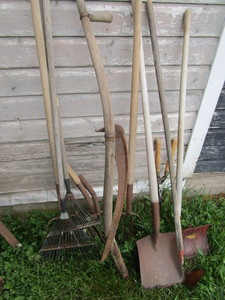 lot 135 image: Hand tools with scythe ( extra knif...