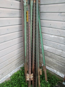 lot 132 image: Steel fence posts, 5-6ft T posts, a...