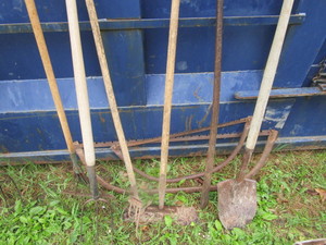 lot 138 image: Hand tools with pry bar, brush saws...
