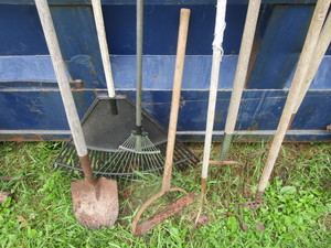 lot 139 image: Hand tools with forks, leaf rakes, ...