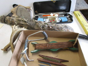 lot 170 image: Gun cleaning kit, shoulder pad, hor...