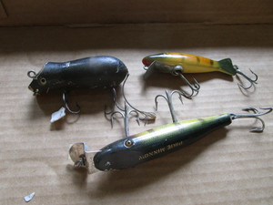 lot 202 image: Antique lures PawPaw caster, swimm...