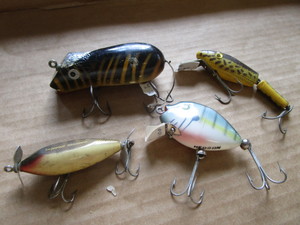 lot 206 image: Antique lures Heddon injured minno...