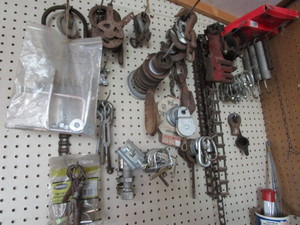 lot 232 image: Springs, U clamps, chain hooks & br...