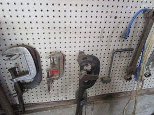 lot 234 image: C-clamps, pipe cutter & die, vintag...