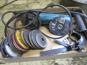 lot 243 image: Makita 4 disk grinder, disks...