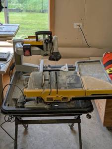 lot 82 image: DeWalt 15 amps Corded 10 in. Wet Tile Saw with Stand - Extra Blades