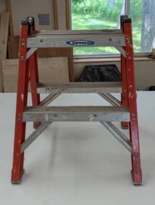 lot 85 image: Werner 2ft 300# T6202 Folding Fiberglass ladder - Twin Step