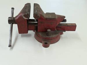 lot 70 image: Ace Bench Vise - No. 4 - Red