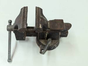 lot 71 image: 4 Inch Bench Vise - Black