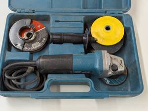 lot 63 image: Makita 9553NB 4angle Grinder - Extra Blades and Case