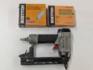 lot 48 image: Pneumatic 18-Gauge 1-12 in. Narrow Crown Stapler Kit with Staples