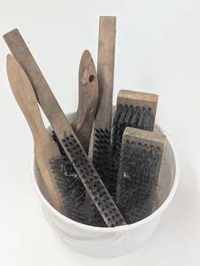 lot 26 image: Wire Brush Set - 4 Handles and 2 Block Set