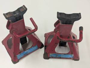 lot 31 image: Pair of Napa 3 Ton Jack Stands