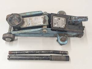 lot 32 image: Napa Balkamp Hydraulic Floor Jack - 2 Ton