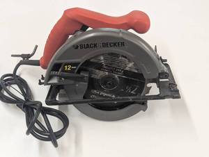 lot 18 image: Black & Decker CS1012 12-Amp 7-14-Inch Circular Saw