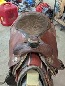 lot 265 image: Circle Y Roping Saddle - With Blanket Straps and Harnesses - Made in Texas