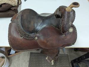 lot 266 image: Leather Womens Riding Saddle - Roping or Working