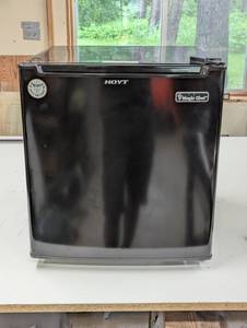 lot 247 image: Magic Chef 1.7 cu. ft. Freezerless Mini Fridge in Black