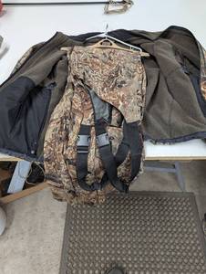 lot 242 image: Waterfowl Hunting Set - Bibs and Jacket - Mossy Oak