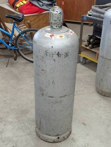 lot 190 image: 100# Propane Cylinder - Great Shape - With Cover