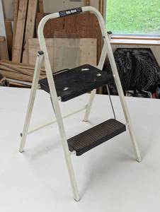 lot 197 image: Easy Reach -  2 Step - Step Ladder - Folding