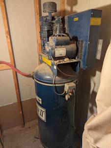 lot 369 image: C AIRE II 60 GALLON AIR COMPRESSOR, 140PSI