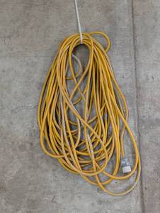 lot 370 image: 100 yellow Extension Cord - Medium Duty