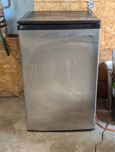 lot 286 image: 19.31 in. 4.4 cu.ft. Mini Refrigerator in Stainless Look with Freezer - Used