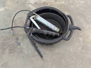 lot 293 image: 4 piece Set - 2 Oil Pans 2 Grease Guns