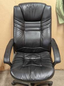 lot 379 image: Leather Office Executive Chair
