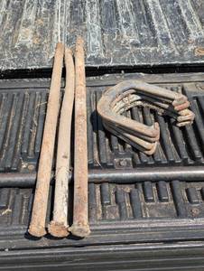 lot 363 image: Horseshoe Pit Set - 3 Pins - 4 Shoes