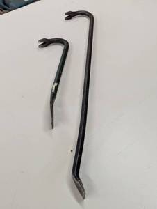 lot 273 image: Pair of Crow Bars - 1 Large - 1 Small
