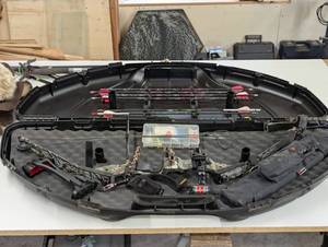 PSE Compound Youth Bow Set - 26/53 - 300 Arrow Grain - 0513159 SN - with Case, Arrows, Sight, Qwiver and More
