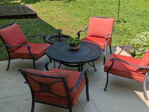 lot 356 image: 5 Piece Patio Set - 42 Round Table With 4 Larger Chairs with Cushions - Cast Aluminum