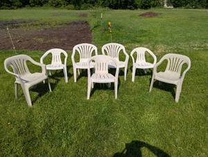 lot 336 image: Set of 7 Plastic Stacking Chairs - Mixed