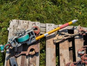 lot 340 image: Large Linemans Come Along Cable Puller - Model300D