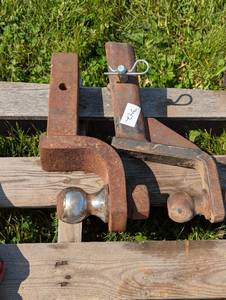 lot 342 image: Set of 2 Truck Hitches