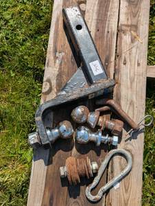 lot 345 image: hitch with Extra Pins and Balls