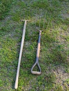 lot 314 image: Set of 2 Pitchforks - 1 Big Handle - 1 Small Handle